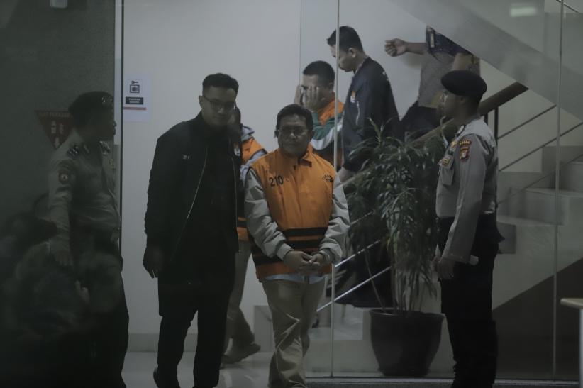 KPK Tahan Bupati Lombok Barat Lalu Ahmad Zaini - Bagian 1