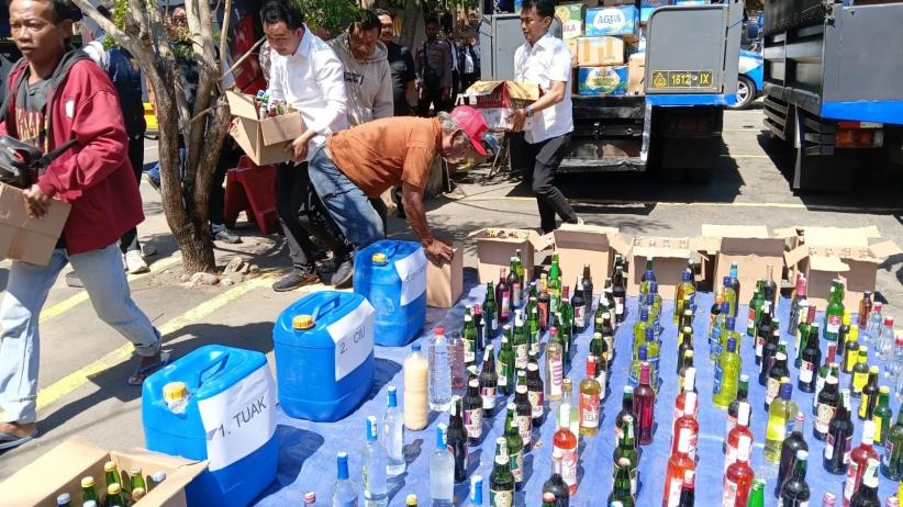 Ditresnarkoba Polda Jateng Musnahkan Ribuan Miras dan Narkoba di TPA Jatibarang - Bagian 4