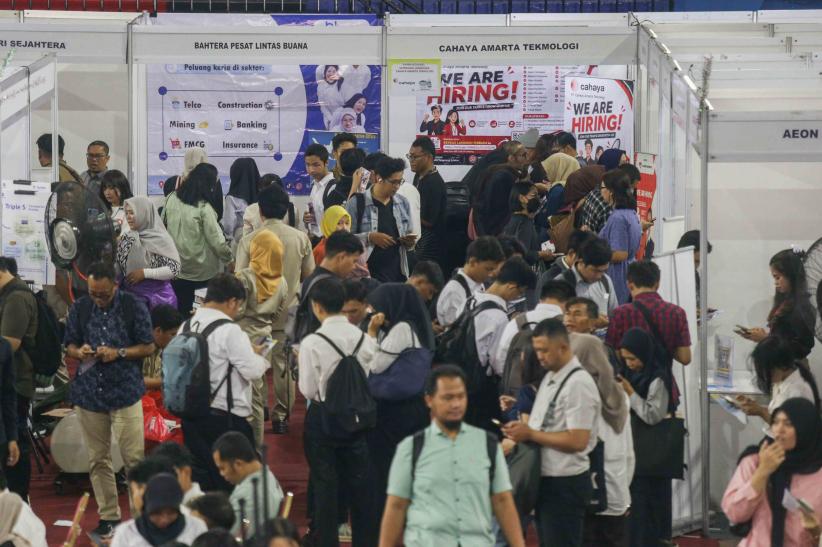 Ribuan Pencari Kerja Padati Jakarta Timur Career Fest 2026 - Bagian 2