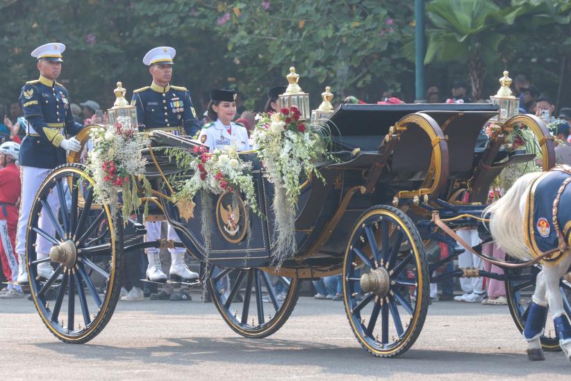 Momen Kereta Kencana Bawa Sang Saka Merah Putih Menuju Istana Merdeka    - Bagian 4
