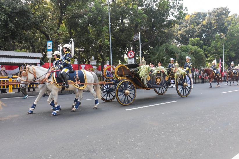 Momen Kereta Kencana Bawa Sang Saka Merah Putih Menuju Istana Merdeka    - Bagian 1