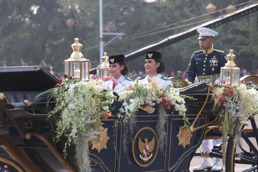 Momen Kereta Kencana Bawa Sang Saka Merah Putih Menuju Istana Merdeka    - Bagian 2