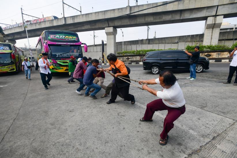 Melihat Kekuatan Sopir Ikuti Lomba Tarik Bus saat Lomba 17 Agustus - Bagian 3