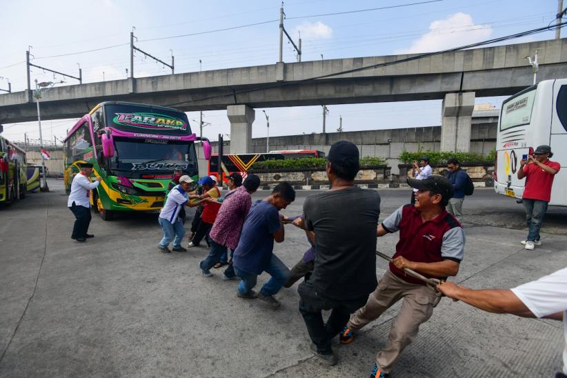 Melihat Kekuatan Sopir Ikuti Lomba Tarik Bus saat Lomba 17 Agustus - Bagian 4