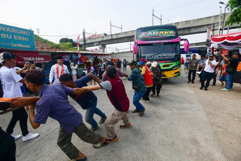Melihat Kekuatan Sopir Ikuti Lomba Tarik Bus saat Lomba 17 Agustus - Bagian 1