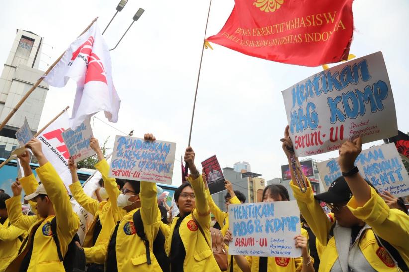 Ratusan Mahasiswa UI Diblokade Polisi saat Unjuk Rasa Menuju Bundaran HI - Bagian 6