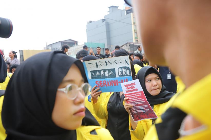 Ratusan Mahasiswa UI Diblokade Polisi saat Unjuk Rasa Menuju Bundaran HI - Bagian 5