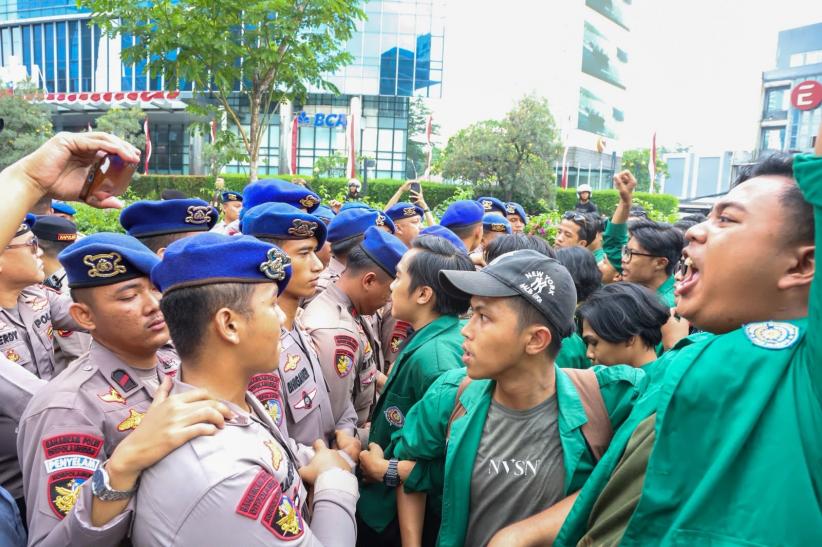 Ratusan Mahasiswa UI Diblokade Polisi saat Unjuk Rasa Menuju Bundaran HI - Bagian 4