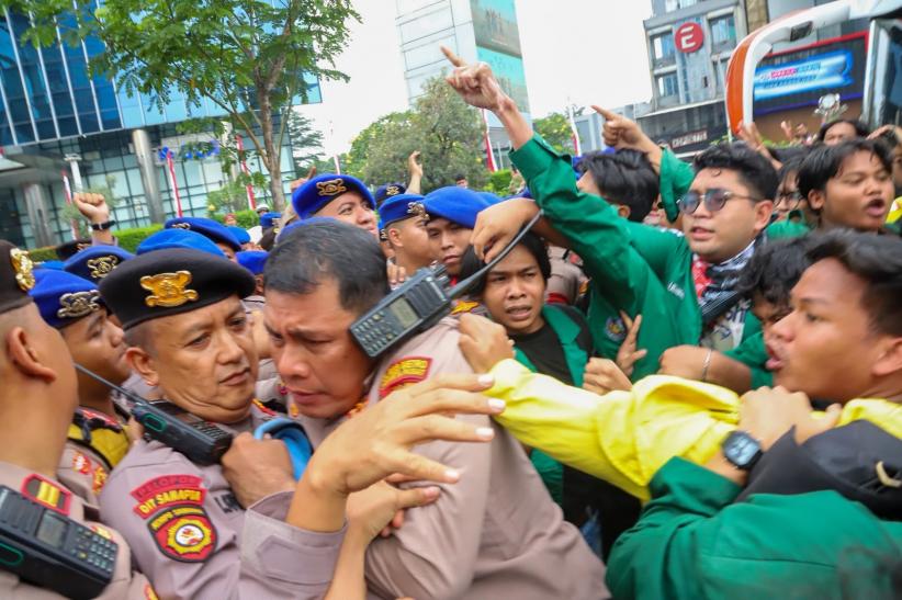 Ratusan Mahasiswa UI Diblokade Polisi saat Unjuk Rasa Menuju Bundaran HI - Bagian 1