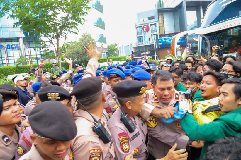 Ratusan Mahasiswa UI Diblokade Polisi saat Unjuk Rasa Menuju Bundaran HI - Bagian 3