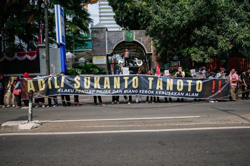 Poster “Adili Sukanto Tanoto” Warnai Aksi Massa di Kejagung  - Bagian 2