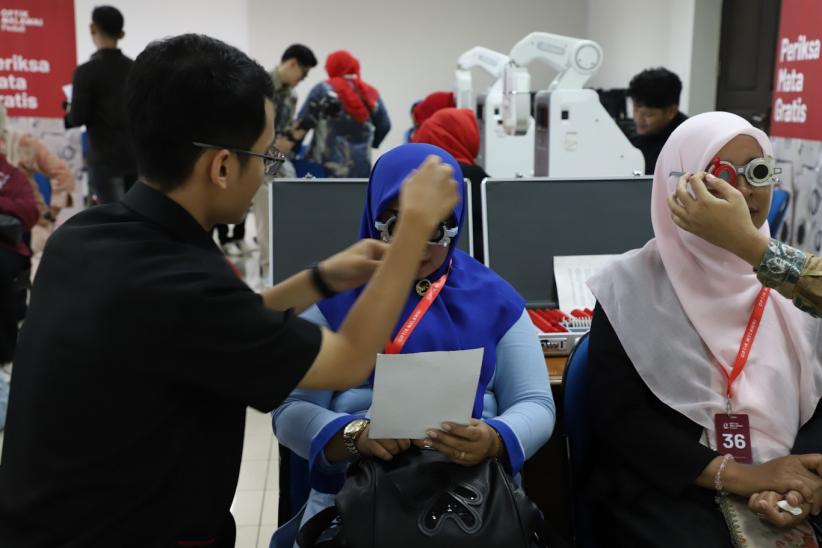 1.000 Warga Jakarta Utara Terima Kacamata Gratis dalam Peringatan HUT Ke-81 RI - Bagian 2