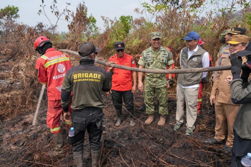 Atas Perintah Presiden Prabowo, Menhut Turun Tangani Karhutla Kalbar - Bagian 2