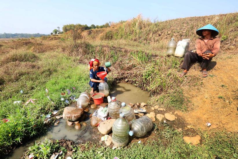 Kekeringan di Jonggol, Warga Terpaksa Menimba Air dari Kubangan Bekas Sawah - Bagian 4