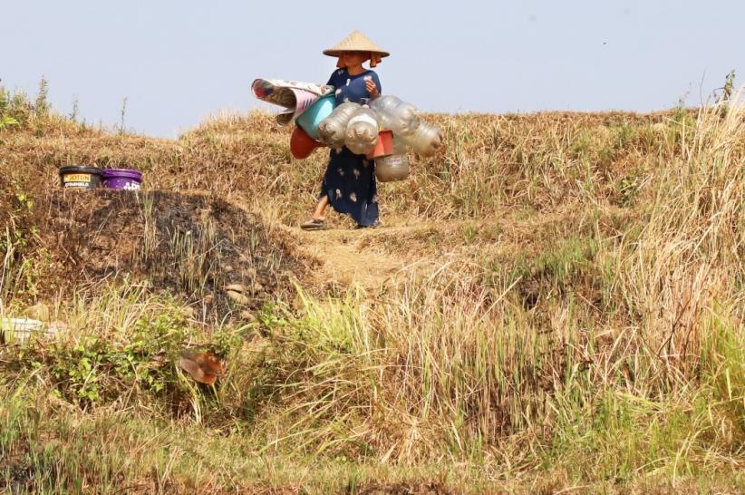 Kekeringan di Jonggol, Warga Terpaksa Menimba Air dari Kubangan Bekas Sawah - Bagian 5