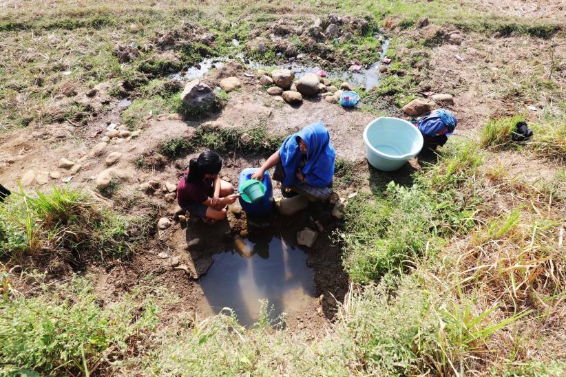 Kekeringan di Jonggol, Warga Terpaksa Menimba Air dari Kubangan Bekas Sawah - Bagian 3