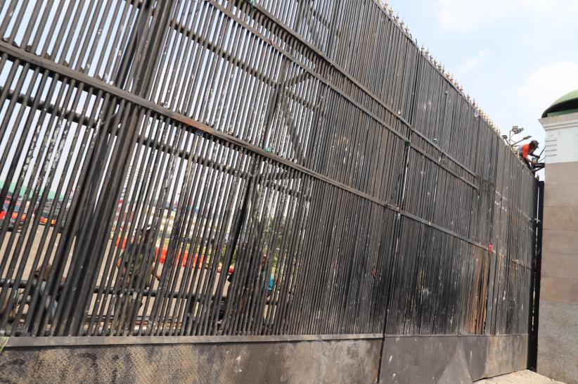 Gerbang DPR dan Kawasan Slipi Dibenahi Pascakerusuhan - Bagian 1