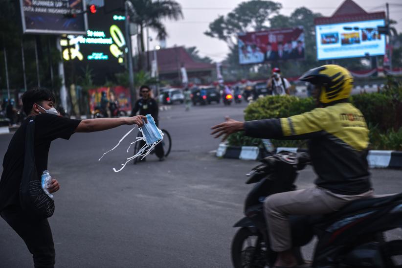 Kabut Asap Karhutla Menebal, Warga Palembang Bergerak Bagikan Masker - Bagian 1
