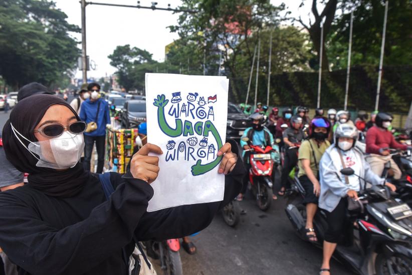 Kabut Asap Karhutla Menebal, Warga Palembang Bergerak Bagikan Masker - Bagian 2
