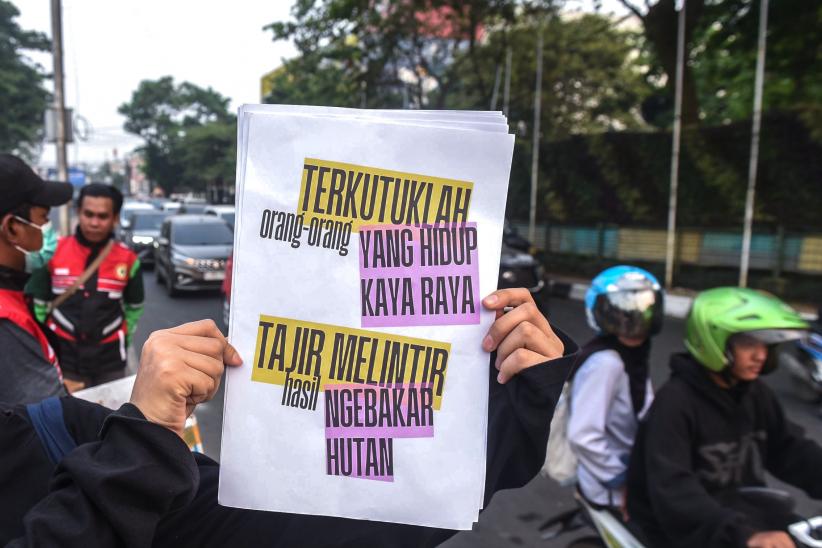 Kabut Asap Karhutla Menebal, Warga Palembang Bergerak Bagikan Masker - Bagian 3
