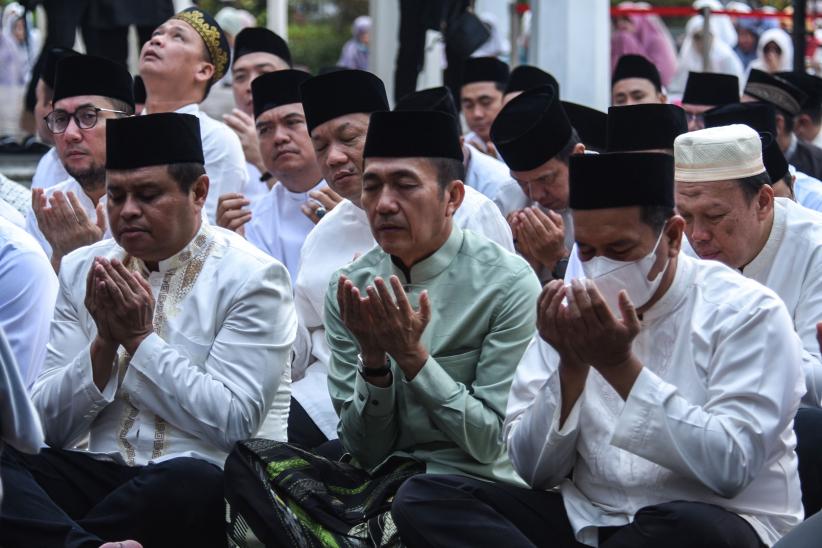 Ratusan Warga Salat Istisqa, Memohon Hujan Turun di Palembang - Bagian 2