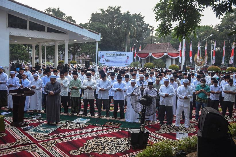 Ratusan Warga Salat Istisqa, Memohon Hujan Turun di Palembang - Bagian 4