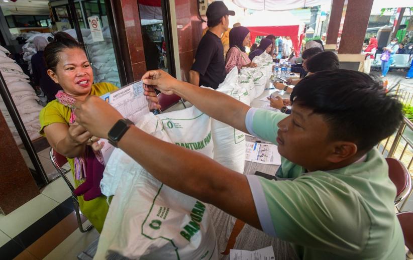 Warga Kebon Baru Jaksel Dapat Bantuan Beras dari Pemerintah - Bagian 4