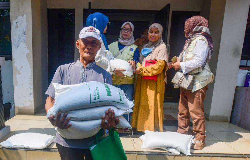 Warga Kebon Baru Jaksel Dapat Bantuan Beras dari Pemerintah - Bagian 1