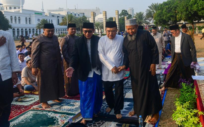 Ratusan Umat Islam Salat Istisqa di Halaman Masjid Al Azhar Jakarta - Bagian 5