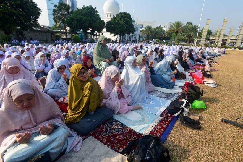 Ratusan Umat Islam Salat Istisqa di Halaman Masjid Al Azhar Jakarta - Bagian 3