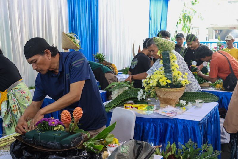 Potret Pedagang Ikuti Lomba Merangkai Bunga di Rawa Belong - Bagian 2