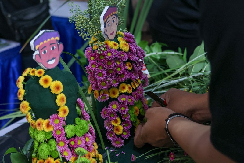 Potret Pedagang Ikuti Lomba Merangkai Bunga di Rawa Belong - Bagian 3