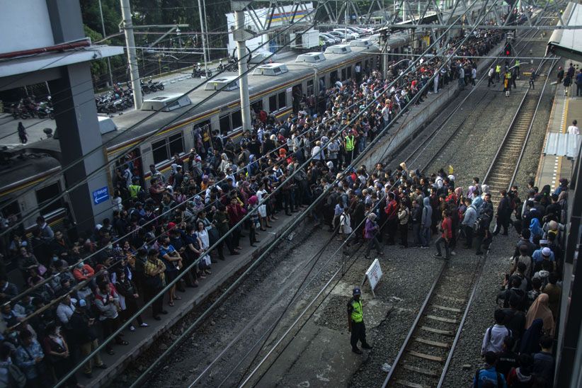 Berbahaya, Penumpang Menumpuk di Stasiun Duri Semakin Banyak - Bagian 2