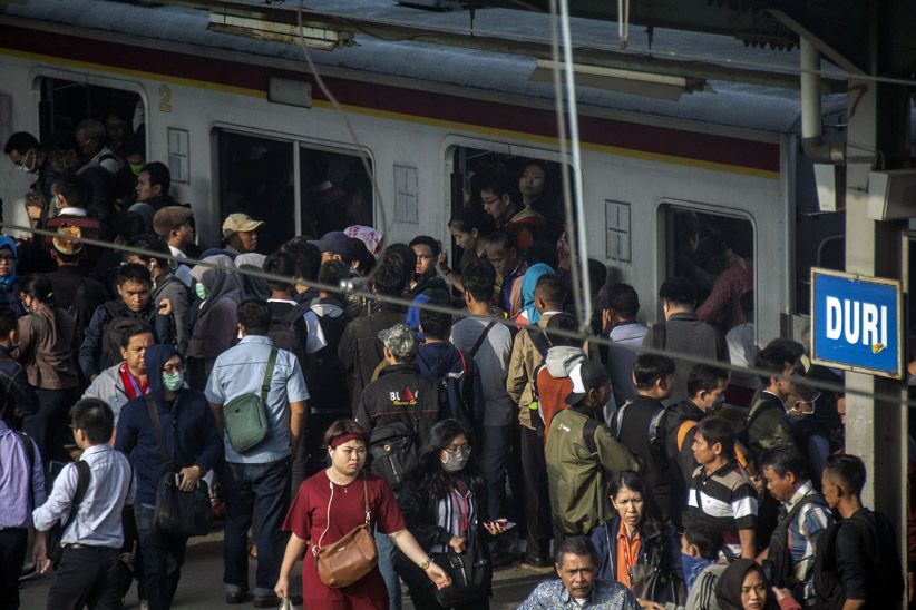 Berbahaya, Penumpang Menumpuk di Stasiun Duri Semakin Banyak - Bagian 3