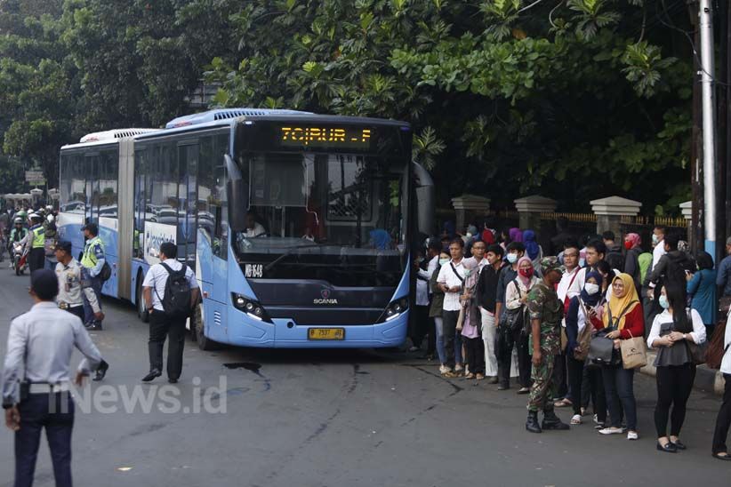 Ganjil Genap di Pintu Tol Cibubur 2, Penumpang TransJakarta Membludak - Bagian 1