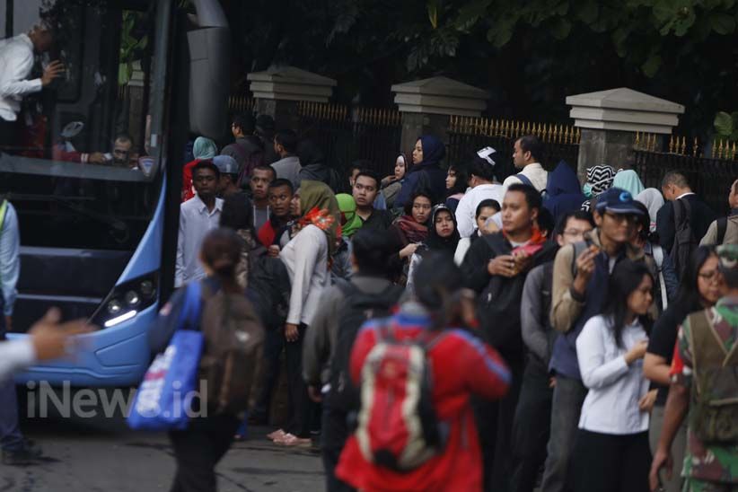 Ganjil Genap di Pintu Tol Cibubur 2, Penumpang TransJakarta Membludak - Bagian 3