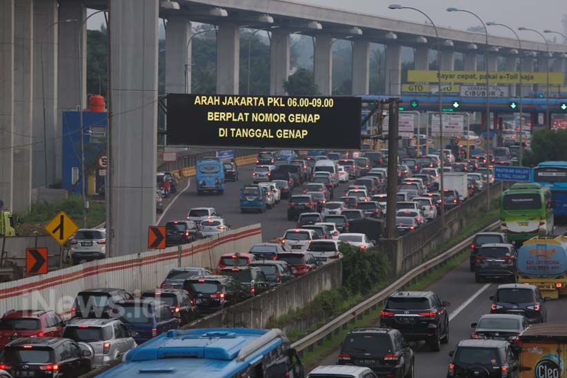 Ganjil Genap di Pintu Tol Cibubur 2, Penumpang TransJakarta Membludak - Bagian 5