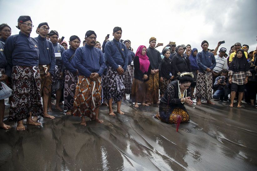 Abdi Dalem Keraton Yogyakarta Ikut Prosesi Labuhan di Pantai Parangkusumo - Bagian 2