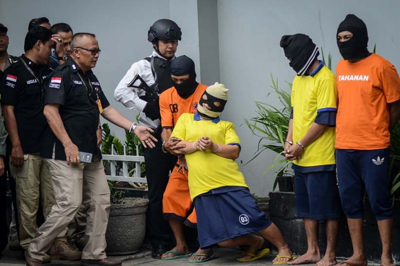 Rumahnya Dijadikan Tempat Pamer Miras Oplosan, Tersangka Pingsan - Bagian 1