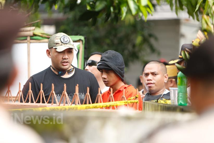 Polisi Jaga Ketat Rekonstruksi Pembunuhan Purnawirawan TNI AL di Pondok Labu - Bagian 5