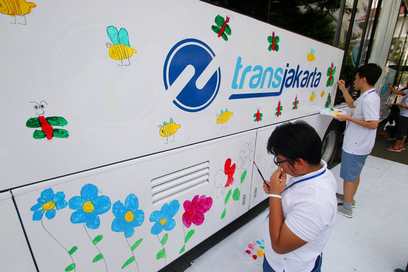 Sambut Hari Kartini, Anak Berkebutuhan Khusus Melukis di Badan Bus TransJakarta - Bagian 1