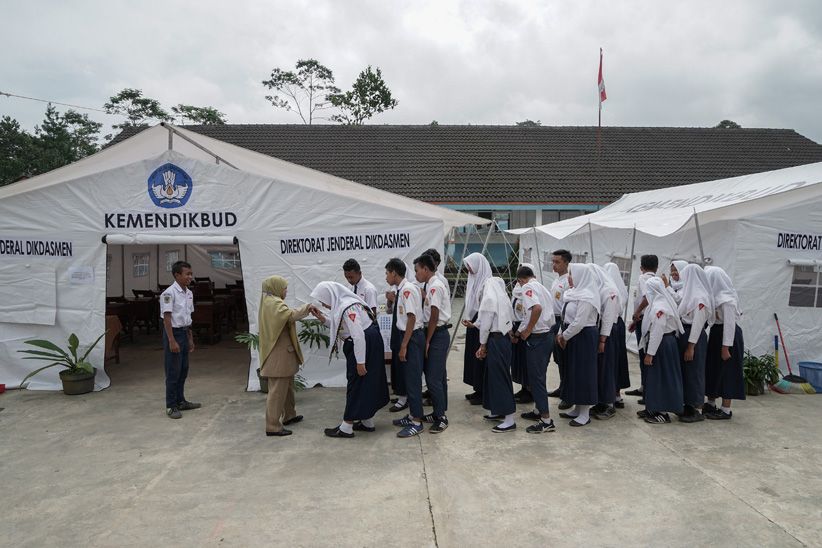 Semangat Korban Gempa Banjarnegara Ujian Nasional di Bawah Tenda Darurat - Bagian 3