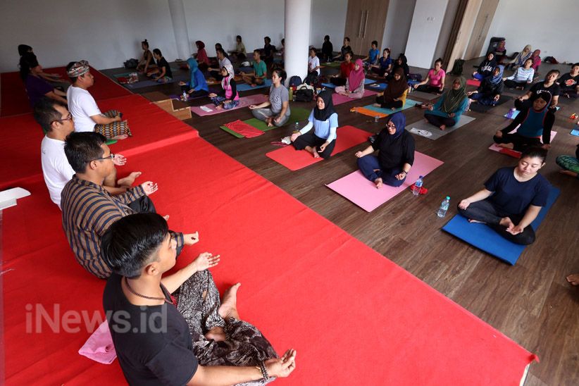 Sambut Hari Kartini, Puluhan Warga Surabaya Ikut Senam Campursari Yoga - Bagian 1