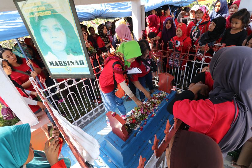 Makam Marsinah Dipenuhi Ribuan Buruh Perempuan - Bagian 1