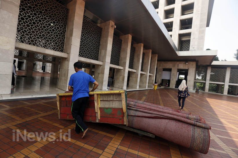 Bersih-Bersih Masjid Istiqlal Sambut Bulan Suci Ramadan  - Bagian 5
