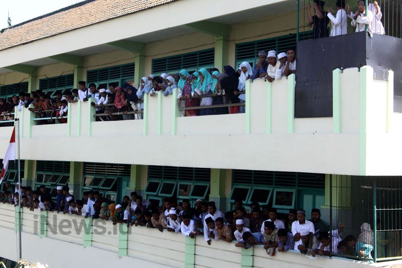 Ribuan Peziarah Iringi Pemakaman Ulama Kharismatik KH Sholeh Qosim - Bagian 7