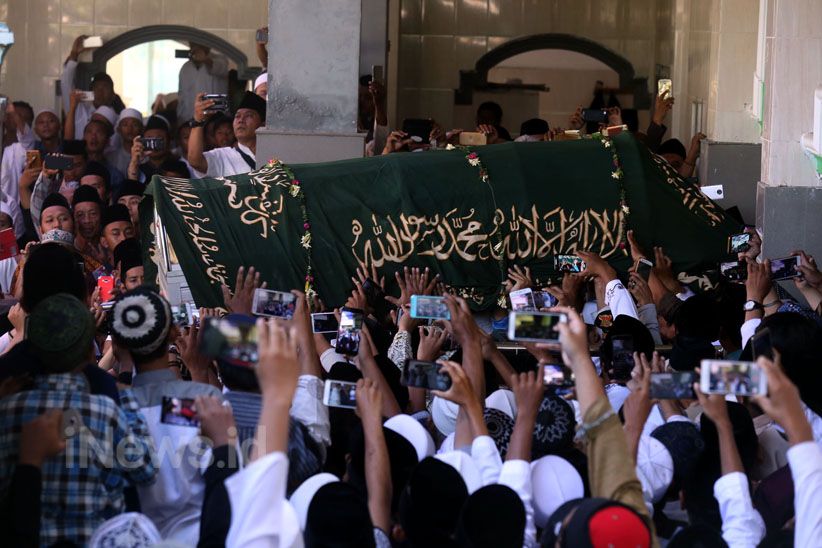 Ribuan Peziarah Iringi Pemakaman Ulama Kharismatik KH Sholeh Qosim - Bagian 3
