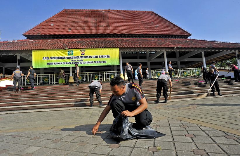 Sambut Ramadan, Anggota TNI-Polri Kerja Bakti Bersihkan Masjid - Bagian 1