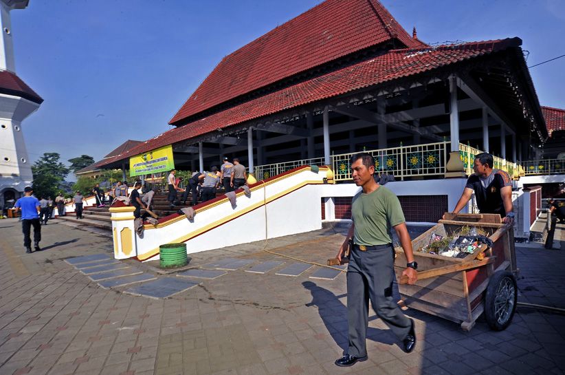 Sambut Ramadan, Anggota TNI-Polri Kerja Bakti Bersihkan Masjid - Bagian 2