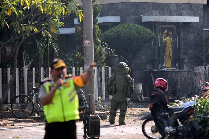 Khawatir Masih Ada Bom, Petugas Sisir Gereja di Surabaya - Bagian 1